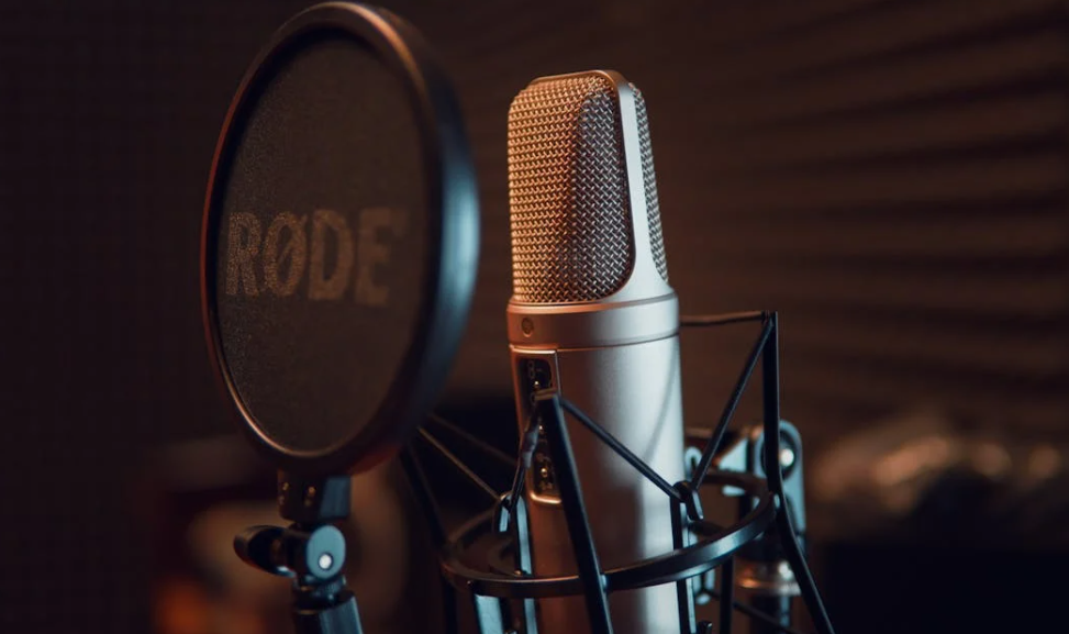 Auriculares con cancelación de ruido vs. Micrófonos de estudio