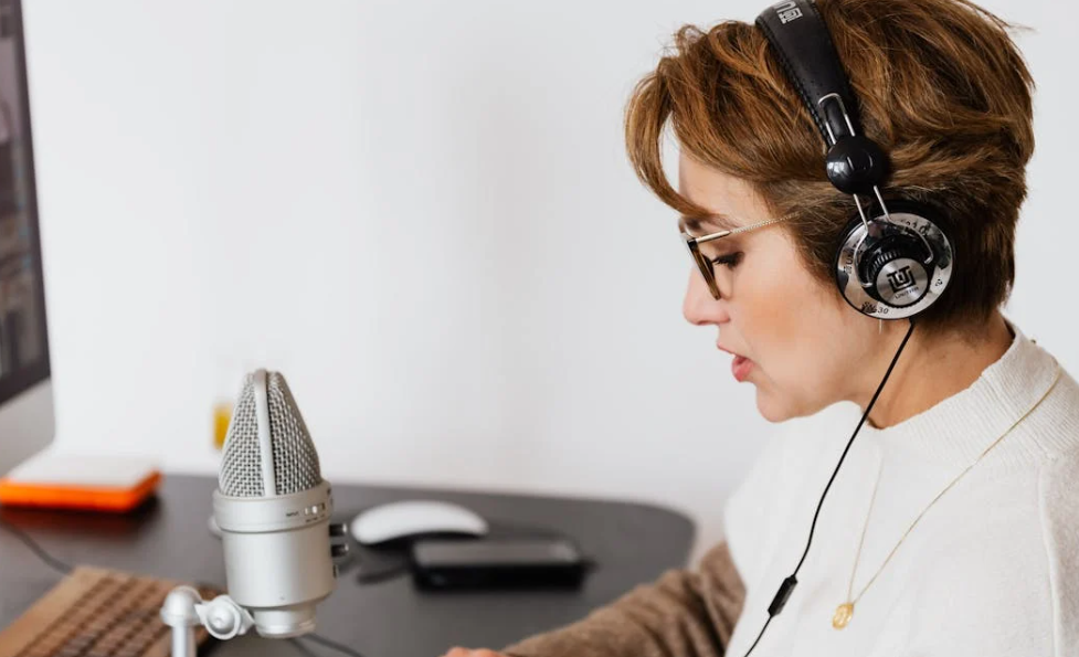 Auriculares con cancelación de ruido vs. Micrófonos de estudio